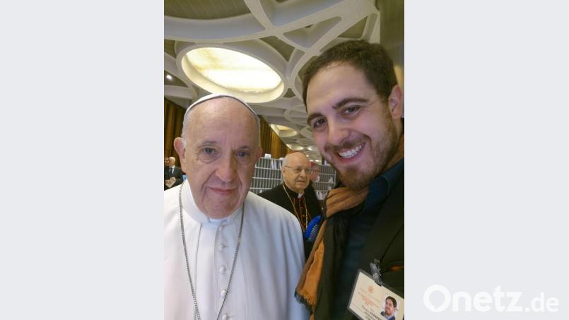 Papst Franziskus (links) hat in der vergangenen Tagen jeden Teilnehmer der Jugendsynode im Vatikan mit Handschlag begrüßt, auch Thomas Andonie, den Bundesvorsitzenden des Bundes der Deutschen Katholischen Jugend (BDKJ) aus Weiden. Bild: BDKJ-Bundesstelle