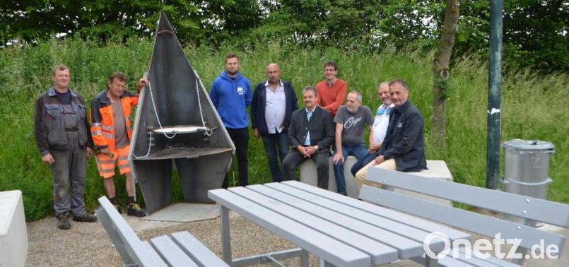 Auf dem Skaterplatz ließ die Stadt nun auf Wunsch der Jugendlichen vom Bauhof einen Grillplatz errichten. Sollte es nicht klappen, wird der Grill einfach wieder abgebaut, waren sich die Stadtvertreter einig. Amtsleiter Alfons Sier (Dritter von rechts) arbeitete eine entsprechende Nutzungsordnung aus, an die sich die Mieter zu halten haben. Bild: dob