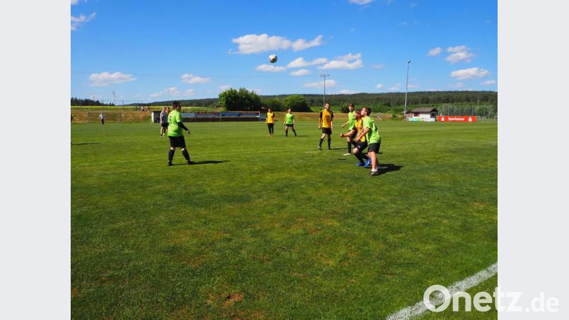 Teils sehr enge und hart umkämpfte Spiele bekommen die Zuschauer beim Pfingstturnier für Hobbymannschaften des FC Vorbach zu sehen. Bild: wmi