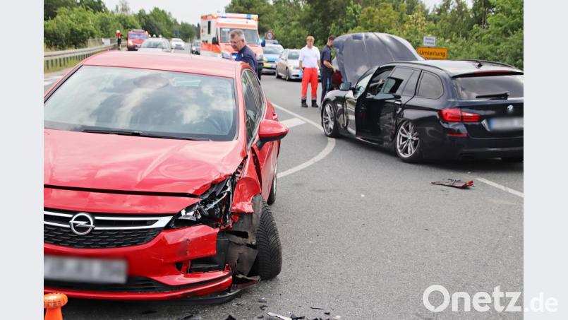 Die beiden Fahrzeuge sind nach dem Unfall auf der B299 an der Ausfahrt nach Pressathstark beschädigt. Bild: jma