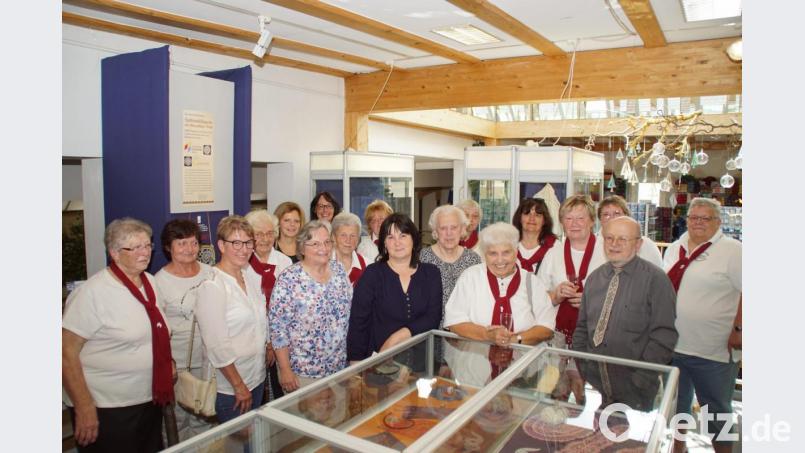 &quot;Die Klöppelgruppe Wildenau stellt sich vor.&quot; Unter diesem Motto präsentieren Damen aus der Gemeinde Plößberg bis 28. Juli ihre Exponate im Klöppelshop Köck. Bei der Eröffnung durch Josef Köck (Zweiter von rechts) waren auch Angehörige des einheimischen Klöppelkreises mit Sprecherin Frieda Roith (Vierte von rechts) und Bürgermeisterin Birgit Höcherl (Neunte von rechts) dabei. Bild: mmj