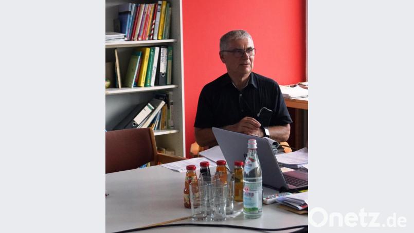 Architekt Michael Steidl erläuterte den Sanierungsbedarf der Schule, die sich in drei Gebäudetrakte gliedern lässt. Bild: weu