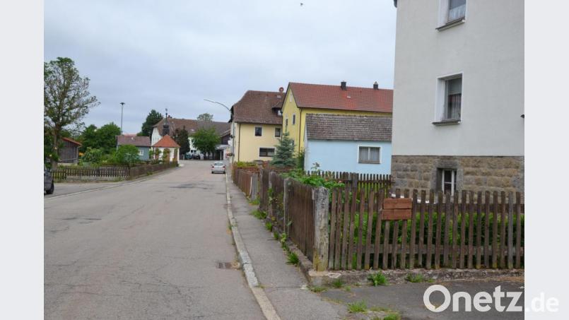 In der Sitzung des Bau- und Umweltausschusses kam auch die Anlegung eines 1,50 Meter breiten Gehweges in Saubersrieth von der Ortseinfahrt aus Richtung Tröbes bis zum Landhotel Schieder zur Sprache. Bild: gi