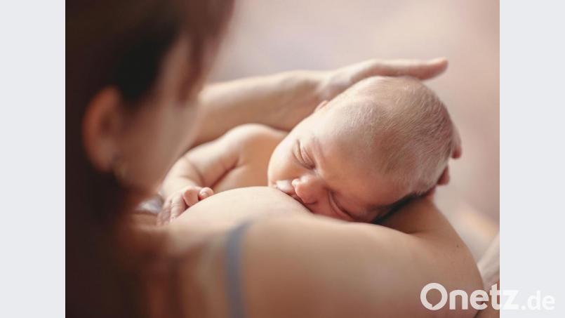 Wer sein Baby stillt, gibt ihm wertvolle Nährstoffe, die das Immunsystem stärken. Bild: Bild: Romanova Anna – stock.adobe.com