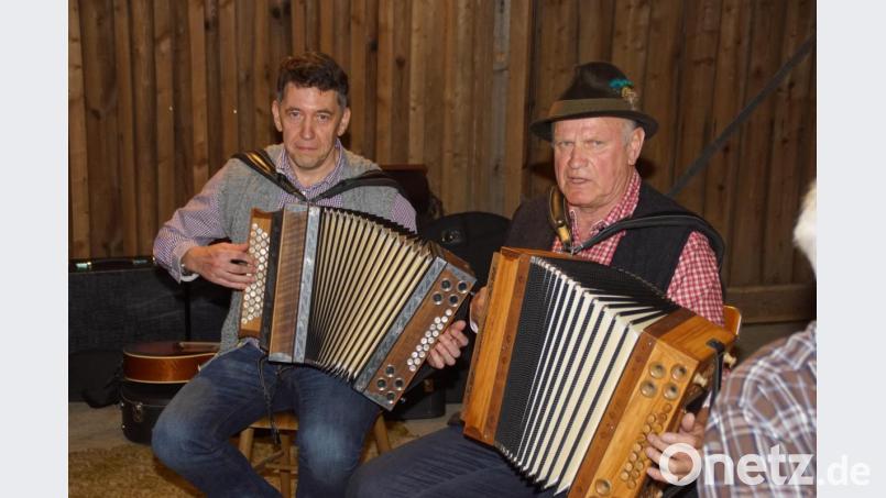 Aus Furth im Wald kamen der gebürtige Dietersdorfer Fritz Schreiber (links) und sein Kompagnon Dieter Astreiter mit ihren Steierischn nach Friedrichshäng. Bild: mmj