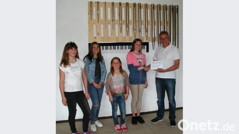 Ein paar Orgelpfeifen haben die Ministraten für den neuen Raum gerettet. Hier übergab Kirchenpfleger Klaus Brunner das den Erlös an Oberminstrantin Eva Glowka. Mit dabei waren (von links) Maria Panzer, Lilli Glowka und Theresa Panzer Bild: ld