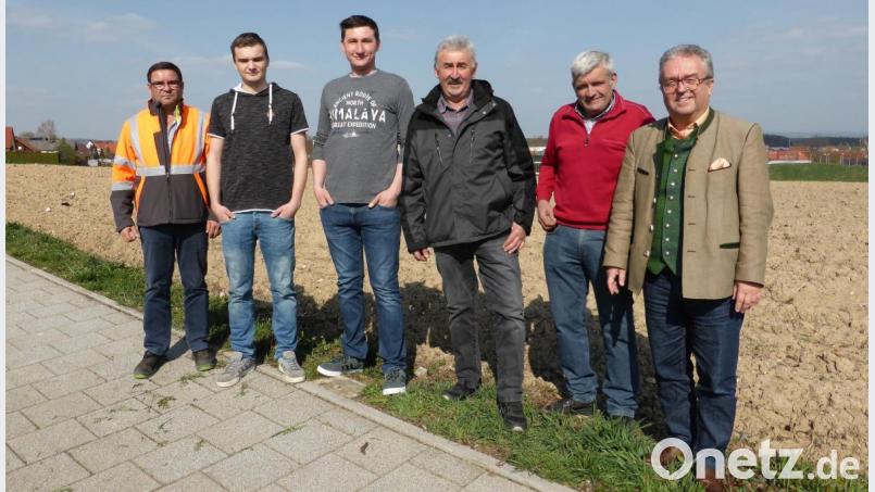 Randstreifen sollen bunt und aus einigen Gemeindeflächen farbige Wiesen werden, versprachen Bauhofleiter Michael Klarner und die Landwirte Michael Meierhöfer, Andreas Thoma jun., Andreas Thoma sen. und Johann Meierhöfer (im Bild von links). An der Aktion beteiligt sich auch die Marktgemeinde, die dafür 1,5 Hektar zur Verfügung gestellt hat, so Bürgermeister Toni Dutz (rechts). Bild: wro