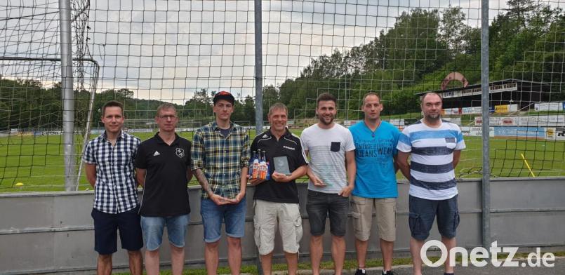 Christopher Gradl, Erwin Danzer und Dominic Reiter (Dritter bis Fünfter von links) werden vom SC Eschenbach geehrt. Ihnen gratulierten Trainer Marc Hemminger, geschäftsführender Vorsitzender Thomas Mikolei (Erster und Zweiter von links) sowie Trainer Peter Renner und Vorstandsmitglied Tobias Lehl (Erster und Zweiter von rechts). Bild: msh