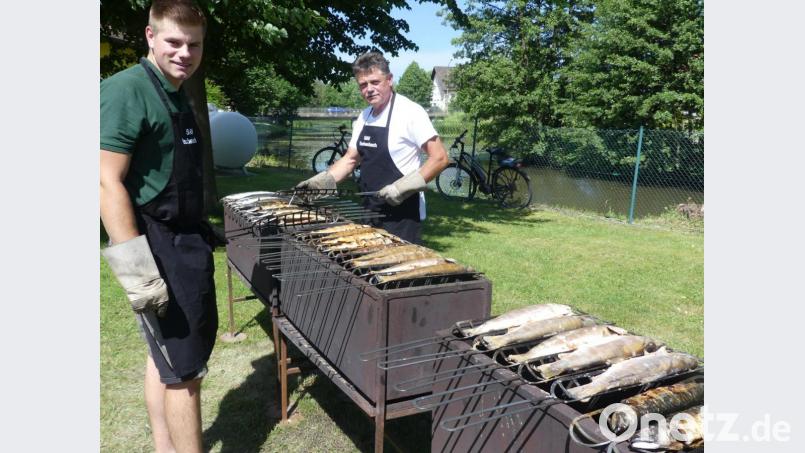 Saiblinge, Makrelen und Forellen vom Grill sind bei den Besuchern begehrt. Bild: rn