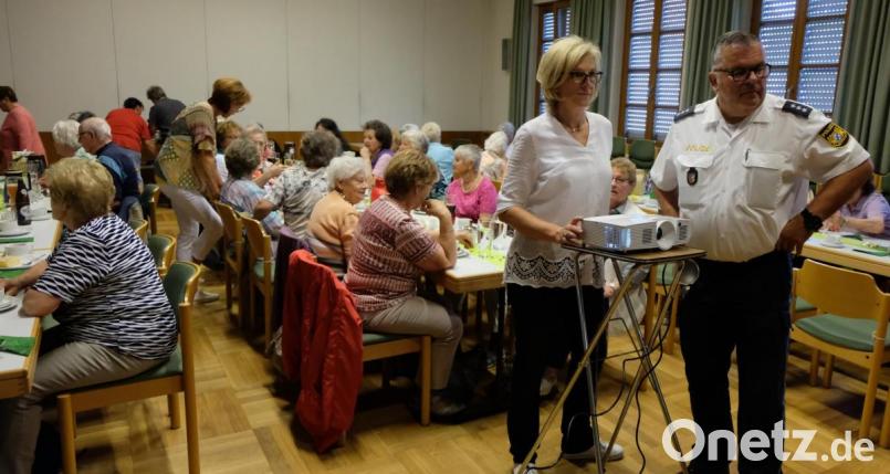 Leiterin Marlene Noetzel (links) und Polizeihauptkommissar Willi Fritz (rechts) bei ihrer gemeinsamen Bitte an die Senioren, äußerte Vorsicht walten zu lassen. Bild: le