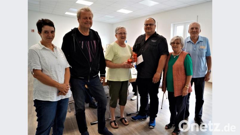 Katja Lugat vom BRK, Dieter Neubauer, Margaretha Rieger, Wachleiter Tino Unbehaun, Käthe Brewitzer und Karl Schmidberger (von links) bei der Spendenübergabe im neuen Rot-Kreuz-Haus. Bild: arw