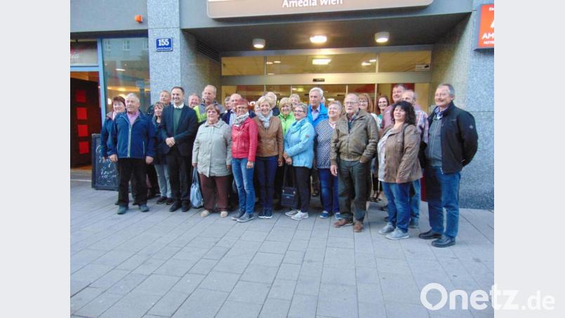 Reservisten und Freunde besuchen bei der Wienfahrt auch Pfarrer Martin Rupprecht (Fünfter von links). Bild: gz