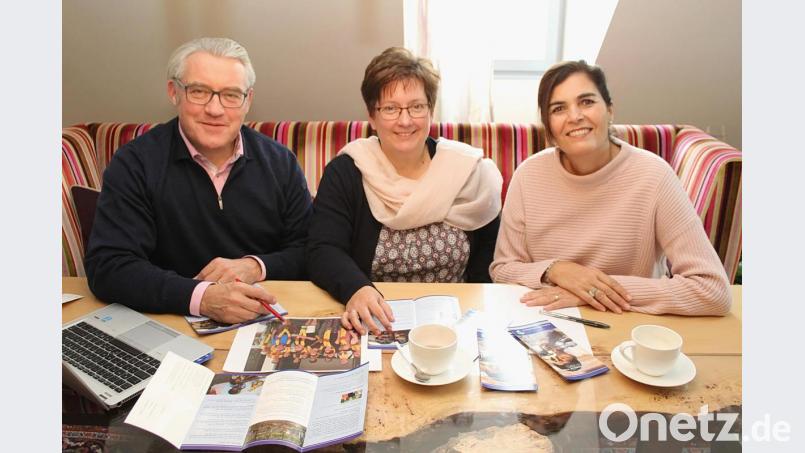 Die Vereinsvorsitzender Thomas Ebneth, Monika Biebl und Barbara Loughran-Dietz setzen sich für die Indische Bevölkerung ein, kämpfen für das Recht der Frauen und unterstützen indische Waisenkinder. Bild: exb