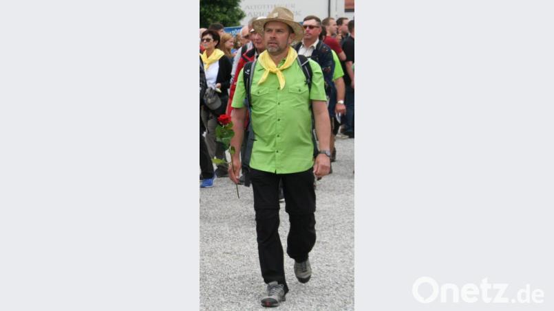 Markus Schultes aus Poppenreuth war zum 20. Mal dabei und brachte der Gottesmutter eine rote Rose. Bild: fpoz