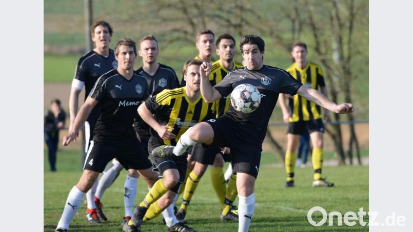 Christian Zechmann vorne), Spielertrainer des Bezirksligaaufsteigers TSV Stulln, hilft auch in der Abwehr mit aus. Zechmannn muss fünf Neuzugänge in den Kader integrieren. Bild: mhs