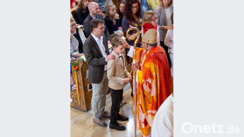 Mit den Worten „Empfange die Gabe Gottes, den Heiligen Geist“ zeichnet Bischof Bosco Puthur jedem Firmling mit Chrisam-Öl ein Kreuz auf die Stirn. Bild: u