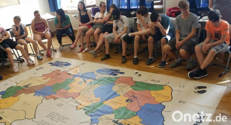 Geografische Orientierung anhand einer großflächigen Karte auf dem Boden eines Klassenzimmers. Bild: Isabella Geiger/exb