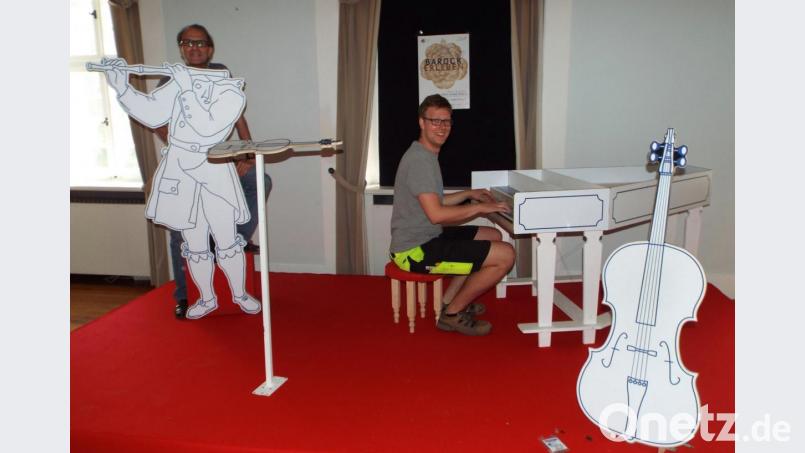 Barockes Konzert zum Mitspielen: An der Querflöte präsentiert sich hier Museumsleiter Michael Ritz, am Flügel sitzt Ivo Opl, Konstrukteur aus Pilsen. Bild: e