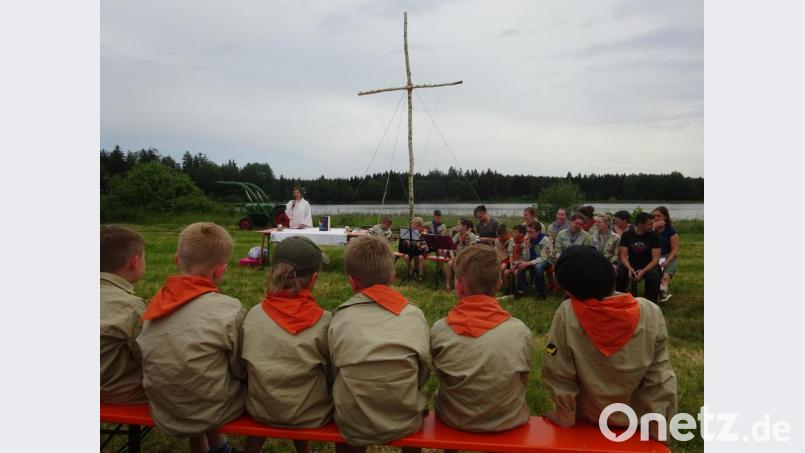 Pastoralreferentin Elisabeth Hammer-Butzkamm gestaltet den Gottesdienst im Zeltlager. Die Pfadfinder kommen natürlich in Kluft. Bild: wrm