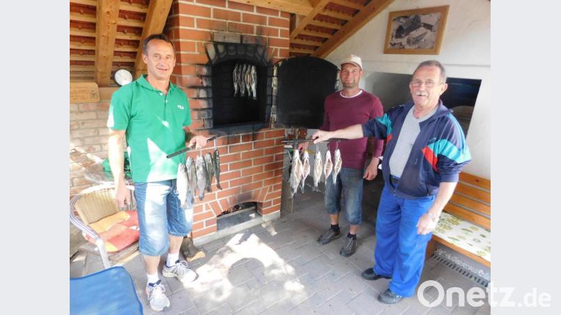 Bernd Kauper, Markus Höcht und Albert Kauper (von links) räucherten beim Backofenfest des Soldaten- und Kameradschaftsvereins Windischenlaibach 60 Forellen. Bild: hai