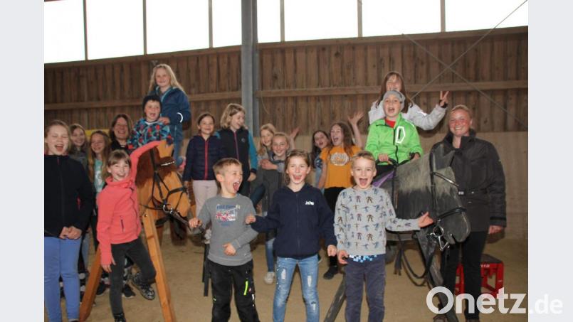 &quot;Gut drauf&quot; und hochmotiviert zeigt sich der Nachwuchs des Pferdesportvereins, hier zusammen mit ihren Trainerinnen und den hölzernen „Übungspferden“. Ziel ist es, die Jugendlichen und Kinder bis zum Jubiläum 2021 näher an den Turniersport heranzuführen. Bild: frd