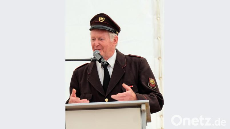Otto Waibl, Ehrenkommandant der Algunder Feuerwehr, war sehr gerührt, als er die besondere Ehrung in Etzenricht erhielt. Bild: wlr