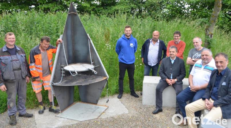 Auf dem Skaterplatz ließ die Stadt nun auf Wunsch der Jugendlichen vom Bauhof einen Grillplatz errichten. Sollte es nicht klappen, wird der Grill einfach wieder abgebaut, waren sich die Stadtvertreter einig. Amtsleiter Alfons Sier (Dritter von rechts) arbeitete eine entsprechende Nutzungsordnung aus, an die sich die Mieter zu halten haben. Bild: dob