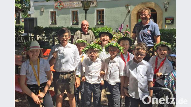Die Kinder, die mit dem Pfingstlümmel durch Raigering zogen. Bild: gth