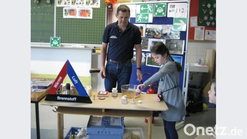 Manfred Günthner von der Feuerwehr Konnersreuth erklärte den Kindern der dritten Klasse viel Wissenswertes zum Thema Feuer. Bild: exb