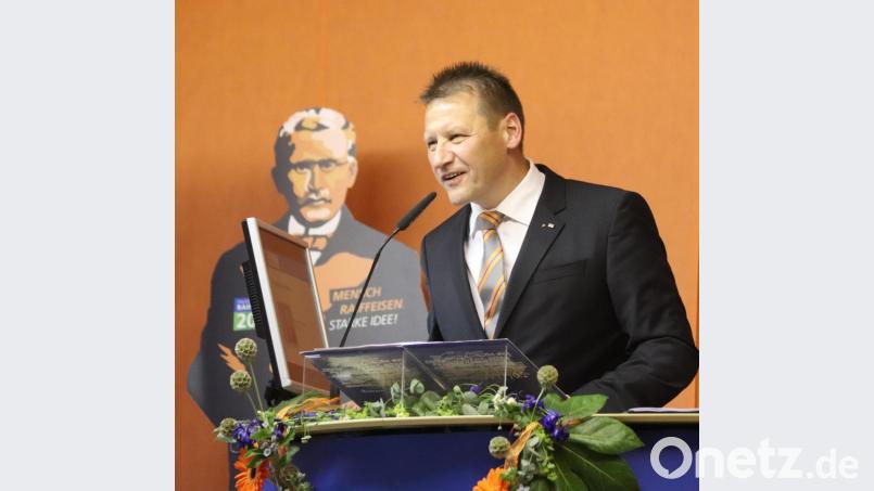 Mit Friedrich Wilhelm Raiffeisen an seiner Seite lässt Vorstandsmitglied Erich Übler die 125-jährige Geschichte der Raiffeisenbank Sulzbach-Rosenberg eG Revue passieren. Bild: mfh