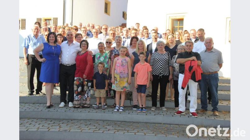 Wolfgang Unger (vorne, Zweiter von links), seine Frau Angelika (rechts daneben) und Tochter Svenja (links) freuten sich: Zur Jubiläumsfeier in und vor das Jugendwerk kamen Mitarbeiter, Freunde und Verwandte. Der Einladung waren auch der Vertriebsdirektor der Versicherungskammer, Klaus Schneider aus München, Gebietsdirektorin Silke Wenzel aus Nürnberg, Mounir Saana, Leiter der Schadendirektion aus Regensburg, der Direktionsbeauftragte Personen, Gerald Zintl, sowie zahlreiche weitere leitende Angestellte der Versicherung gefolgt. Bild: ral