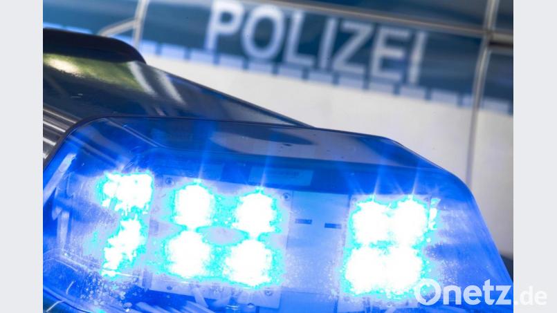 Zwei unbekannte Täter sind seit Donnerstagmorgen auf der Flucht, nachdem sie einen Geldautomaten in Stadelhofen (Landkreis Bamberg) gesprengt hatten. Bild: Friso Gentsch