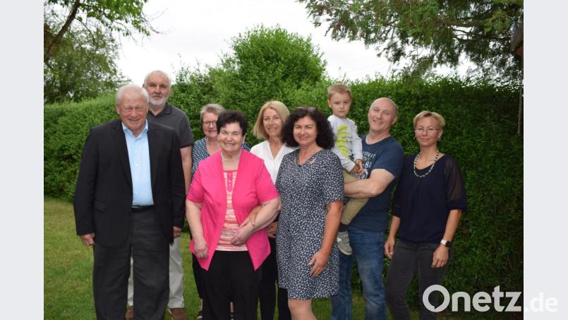 Ein großes Fest feierte Maria Schwandtner an ihrem 80. Geburtstag. Neben der Familie gratulierten (von links) Bürgermeister Johann Wilhelm und die Chorleister Johann Schiessl und Anita Bauer. Bild: bnr