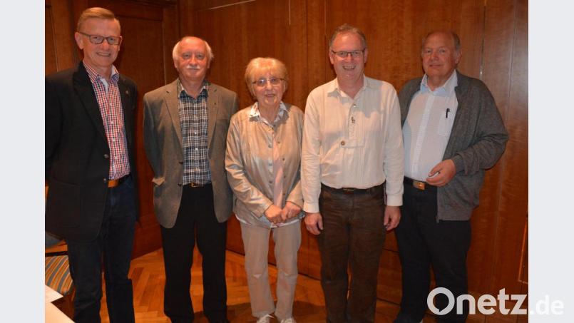 Nur wenige der zu ehrenden Mitglieder waren gekommen. Von links Ferdinand Sperber, Gerald Hruby, Rosemarie Selch, Reinhard König (alle für 25 Jahre), sowie Zweiter Vorsitzender Karl Kunz. Bild: jr