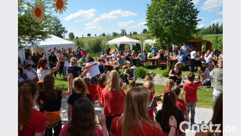 Die &quot;Tanz-Kiddys&quot; des Turnvereins bringen viel Herzensfreude mit ins Pflegeheim Dr. Loew. Bild: dob