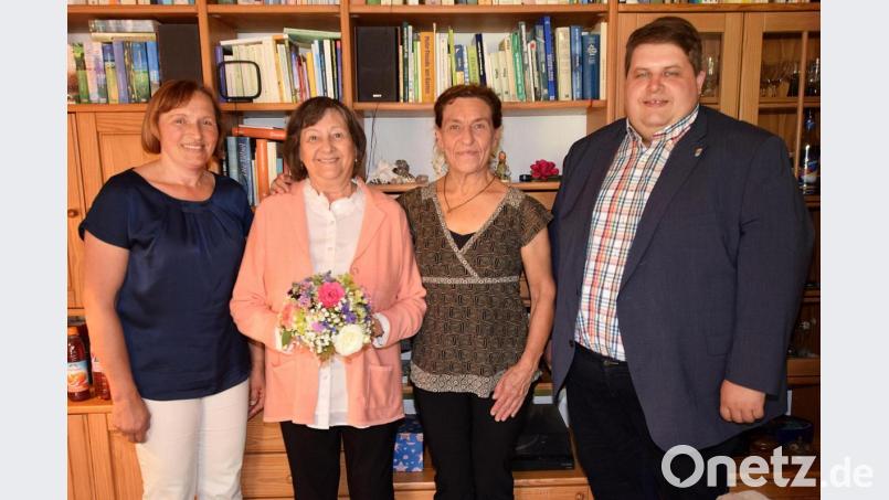 Glückwünsche zum 80. Geburtstag (von links): Elisabeth Dürgner als Vertreterin der katholischen Pfarrei, die Jubilarin Barbara Juranek, Claudia Meyer, eine langjährige Freundin der Familie, und Bürgermeister Dieter Dehling. Bild: no