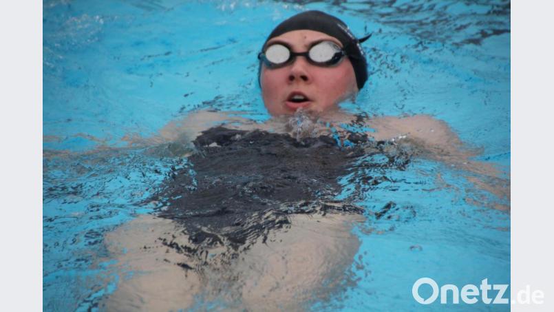 Viktoria Bogner beim Rückenschwimmen. Bild: kro