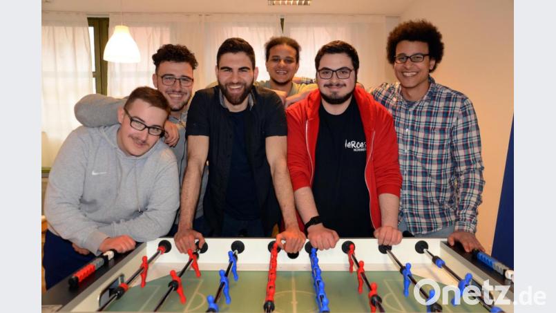 Nürnberger "Helden": Maxim (links), Diaco (Dritter von links) und Leandro (Zweiter von rechts) sind zertifizierte Hereos. Das heißt, sie dürfen Workshops im Rahmen des Projekts halten. Sie sagen, dass sie dank "Heroes" vor allem viel über sich selbst gelernt haben. Bild: spw