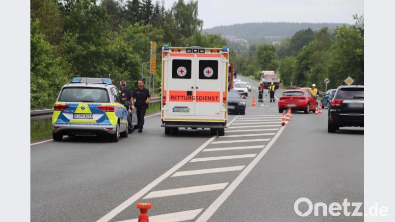 Einsatzkräfte sichern die Unfallstelle auf der B299 an der Ausfahrt nach Pressath ab. Bild: jma