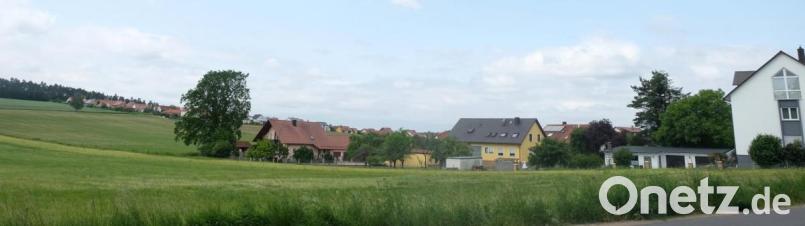 Noch ist das Feld bestellt. Die Baureife des Bebauungsplanes „Stulln Ost, Am Brensdorfer Weg“ rückt näher. Bürgermeister Hans Prechtl verwies auf die vorgesehene Terminkette 2019: Auftragsvergabe in der Sitzung am 17. September, Baubeginn Ende September, Fertigstellung Jahresende 2020. Ab September 2020 können die Bauherren beginnen. Bild: ohr