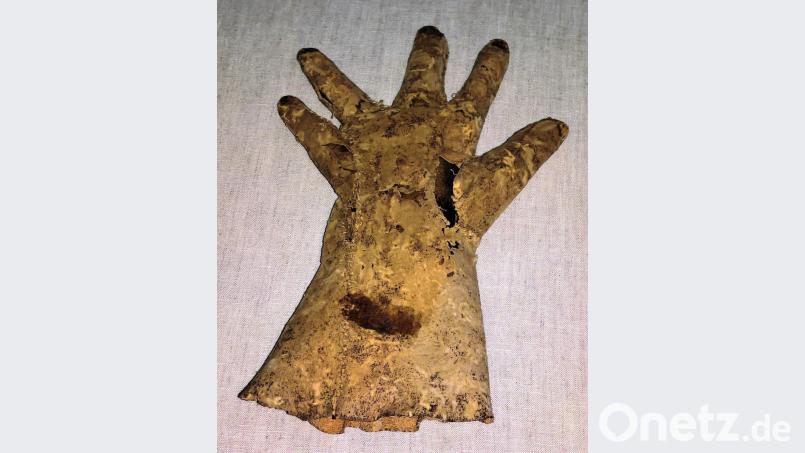 Der Handschuh von Karl IV. im Museum in Neustadt/WN wurde für die Landesausstellungen in Prag und Nürnberg 2017 eigens restauriert. Archivbild: cr