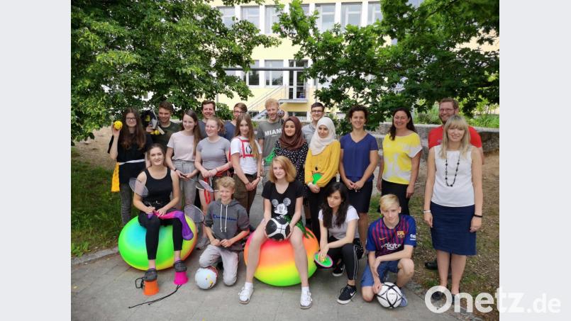 Spielgeräte im Wert von fast 1.000 Euro für die bewegte Pause übergaben Elternbeiratsvorsitzende Elisa Pretel (Fünfte von rechts) und Fördervereinsvorsitzender Gerhard Pamler (Zweite von rechts) an die Schüler der 9. Klassen der Landgraf-Ulrich-Schule. Darüber freuten sich auch Schulleiterin Silke Schmid (Dritte von rechts) und die betreuende Lehrkraft Sebastian Kollacks (Fünfter von links). Bild: hir