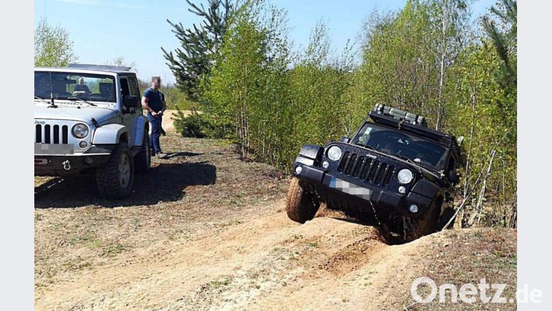 Die Fahrzeuge bahnten sich auf der Offroad-Strecke ihren Weg. Bild: exb