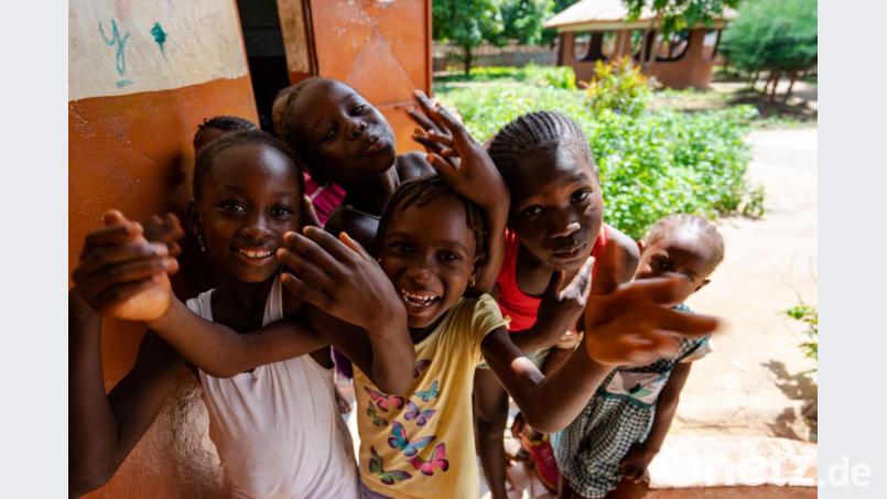 Glückliche Momente in einem schweren Leben. Die Kinder in Gambia haben nicht genug Essen und kaum Zugang zu Schulbildung. Ein Verein aus der Oberpfalz hilft. Bild: exb