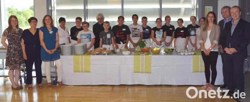Gourmetkoch Gerd Reinhardt (Siebter von links), Fachoberlehrerin Gerlinde Lohrer (Vierte von links) und die Schüler der Klasse 7b präsentierten den Gästen stolz ihr Büfett. Bild: weu