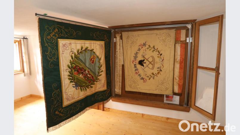 Die Fahne der Auerbachtaler Landsmannschaft war bisher im Schwarzachtaler Heimatmuseum in Neunburg vorm Wald verwahrt. Jetzt ist sie in Mitterauerbach ausgestellt. Bild: Gerhard Götz