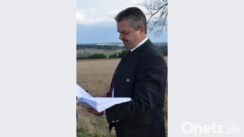 Bürgermeister Andreas Wutzlhofer prüft im April 2018 kritisch die Unterlagen zum mangelhaften Mobilfunk in Kaimling. Archivbild: dob
