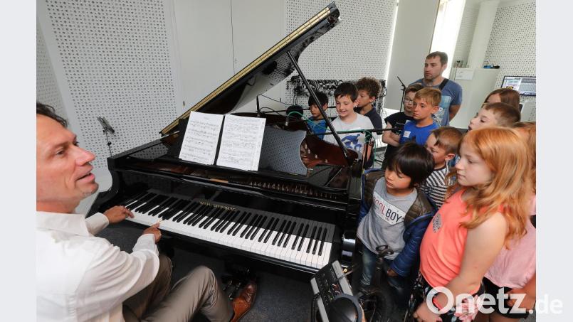 Am Klavier erklärte der Dozent, wie Schall funktioniert. Bild: Wolfgang Steinbacher