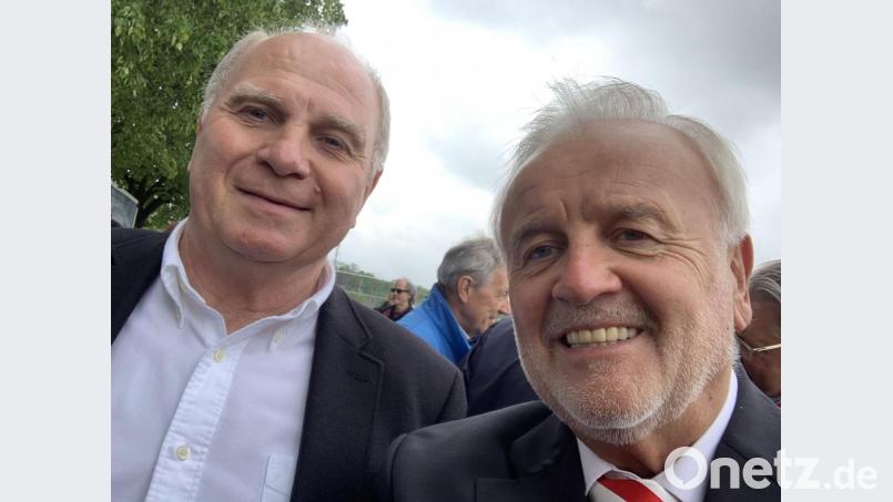 Bernd Hofmann (rechts) führt den Bayern-Fanclub seit dem ersten Tag und hat dabei gute Kontakte zur Vereinsführung aufgebaut. Dazu gehört es auch (wie erst kürzlich), sich mit dem Präsidenten Uli Hoeneß auf dem Bayern-Gelände an der Säbener Straße in München zu treffen. Bild: exb