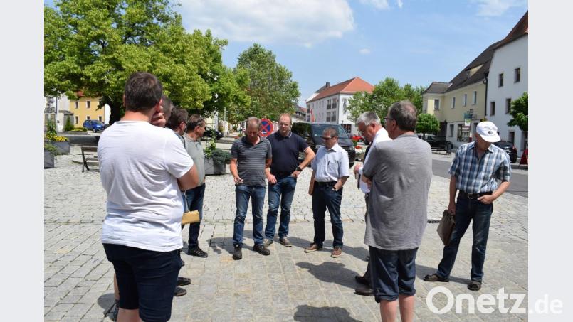 Das Kopfsteinpflaster am Marktplatz muss aufwändig gepflegt werden. Eine neue Fugenversiegelung soll hier Abhilfe schaffen. Bild: bnr
